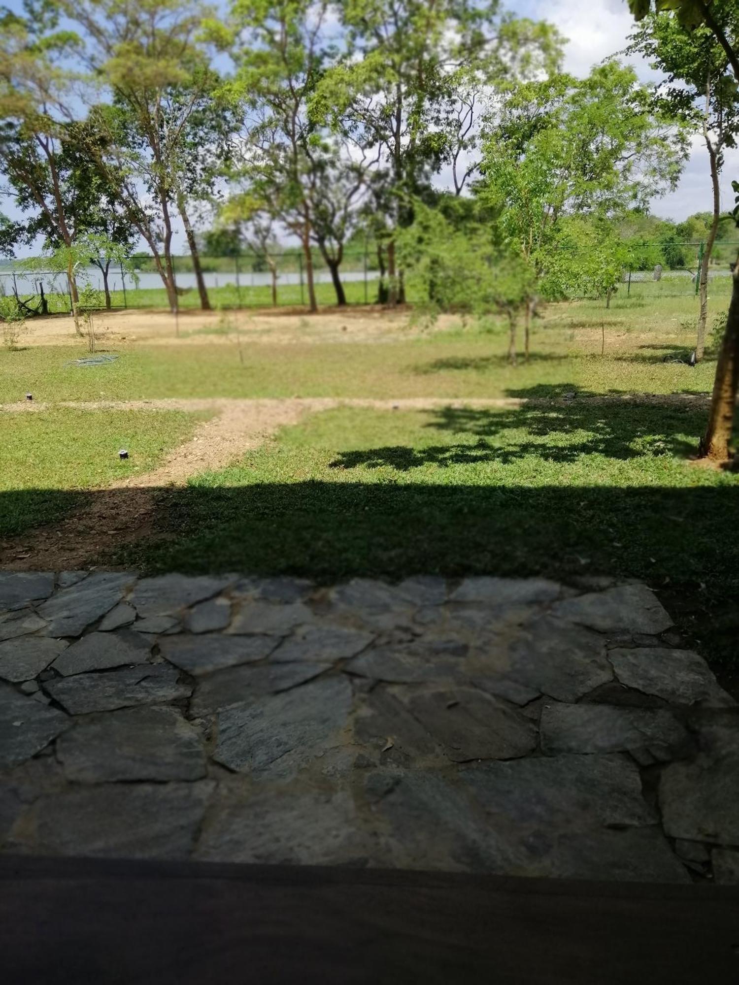 Breezy Lake Тисамахарама Екстериор снимка