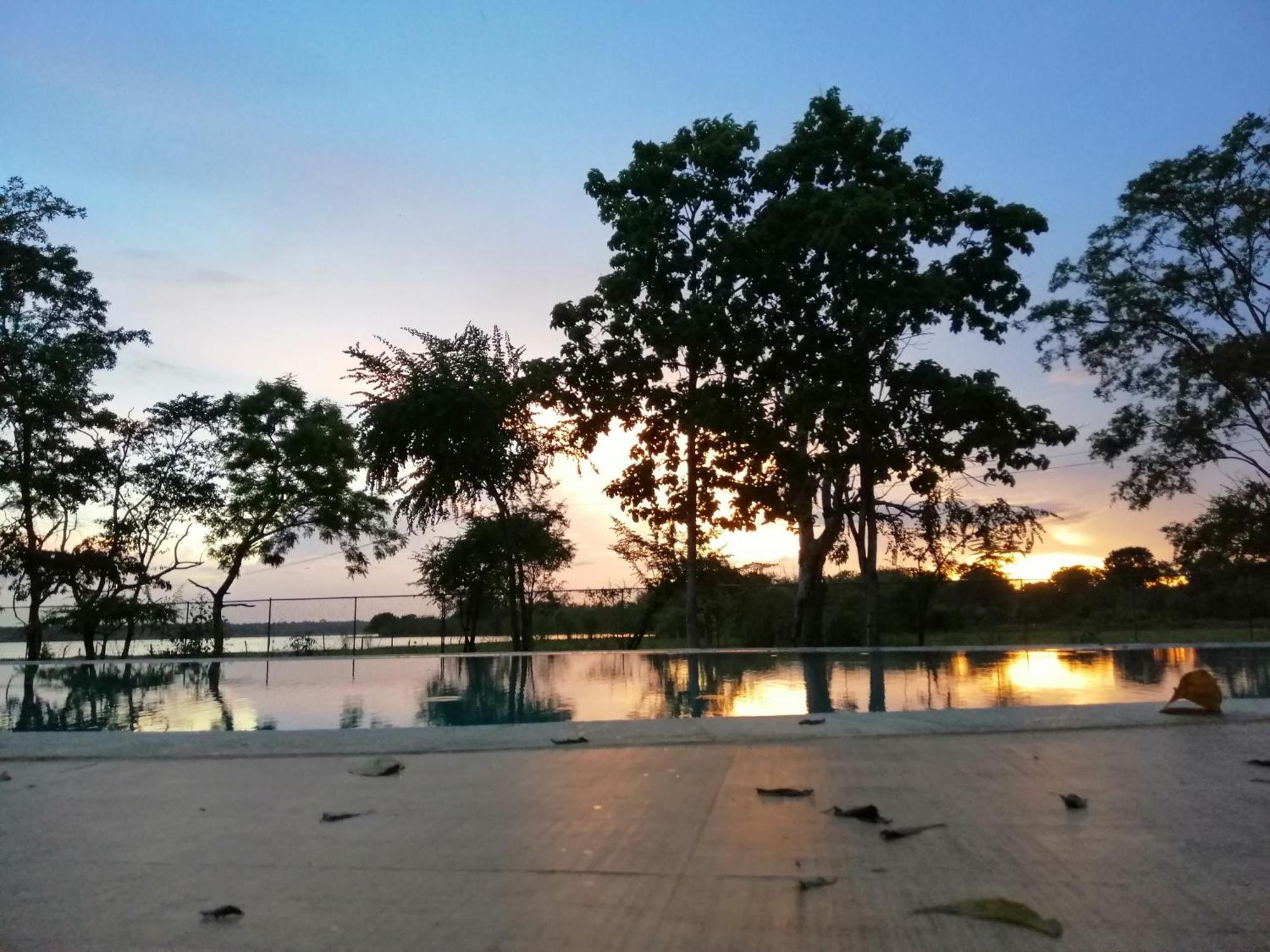 Breezy Lake Тисамахарама Екстериор снимка