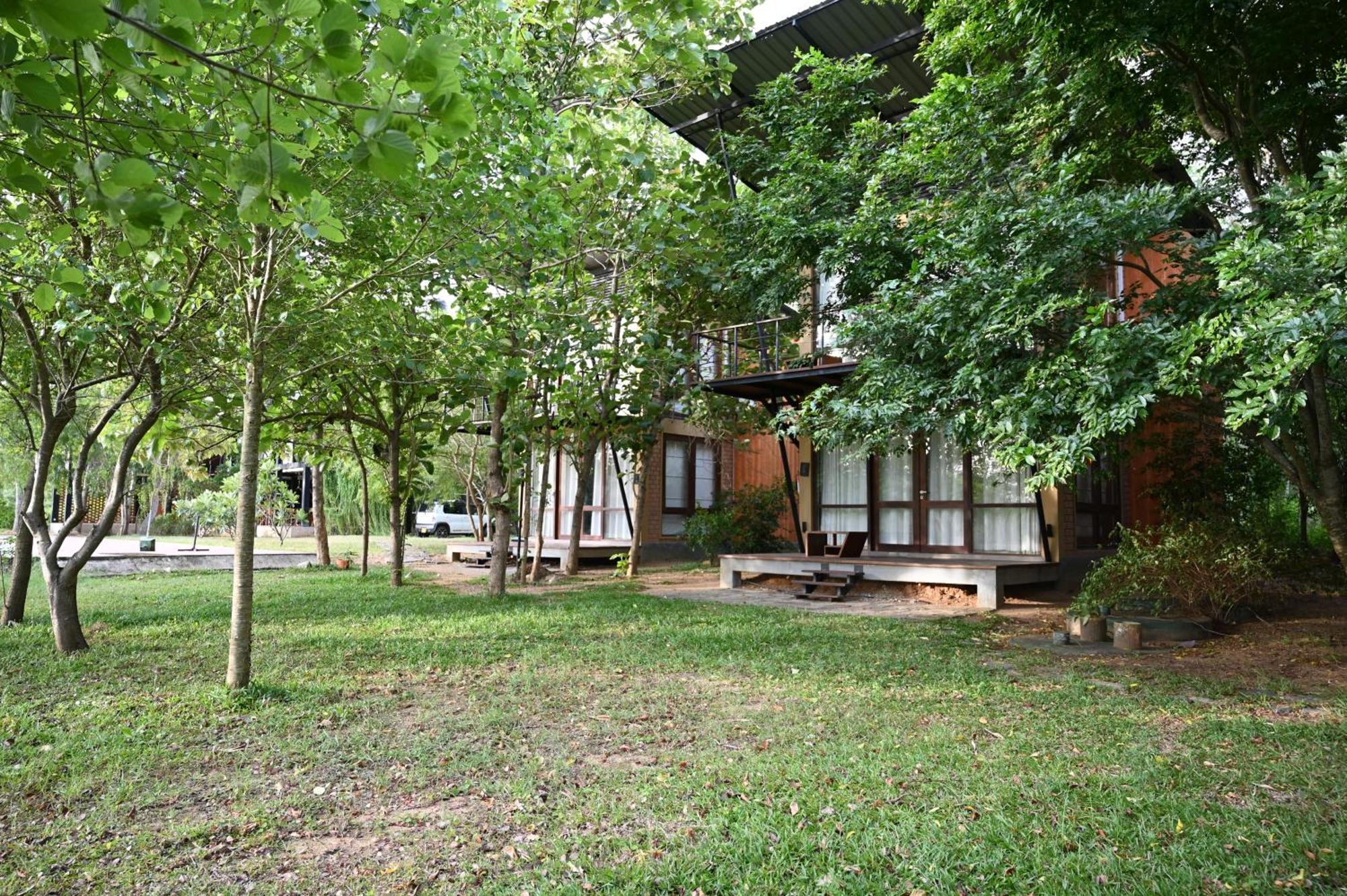 Breezy Lake Тисамахарама Екстериор снимка