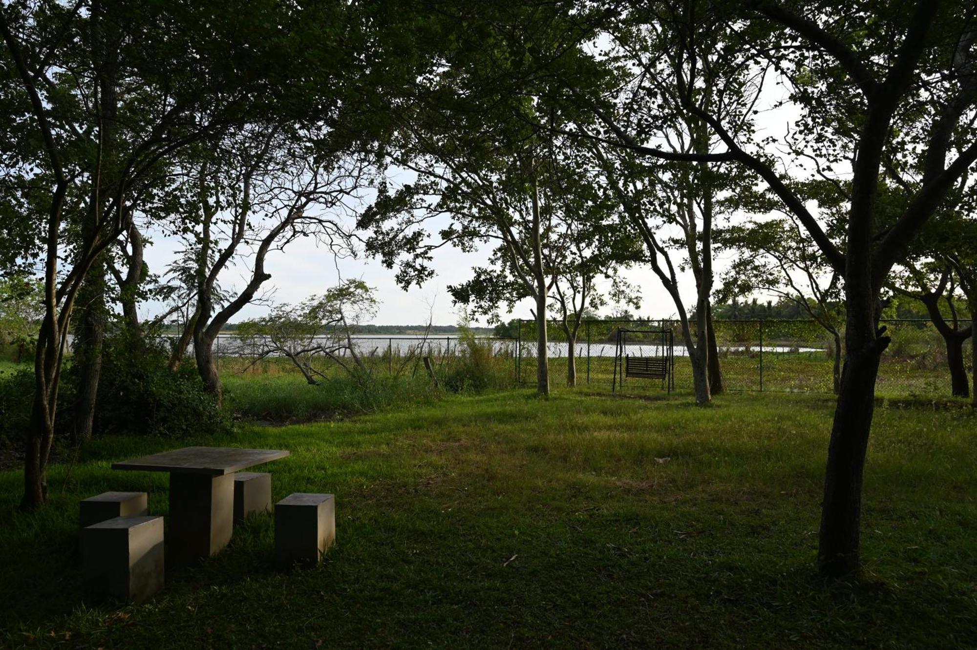 Breezy Lake Тисамахарама Екстериор снимка